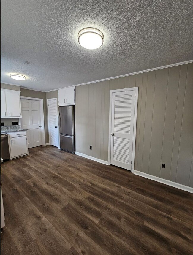 Building Photo - Newly updated 3 bedroom, 2 bath house in B...