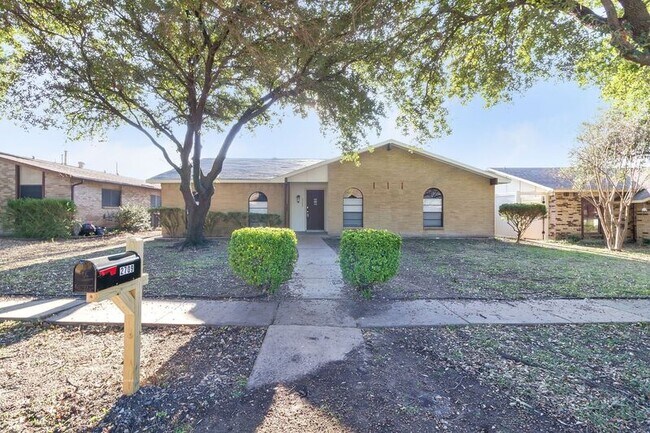 Building Photo - 2709 Rickenbacker Dr