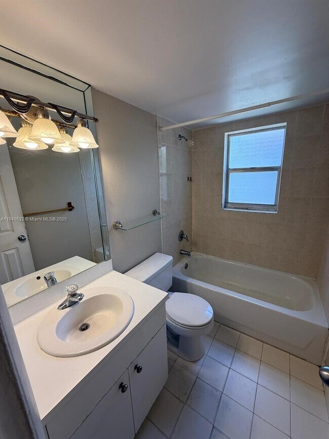 Foto del edificio - 1725 W 60th St