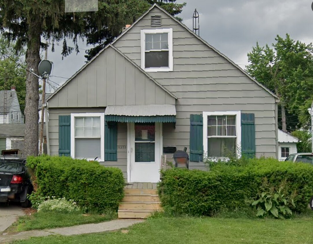 Primary Photo - Cute 2 Bedroom with Backyard Located in No...