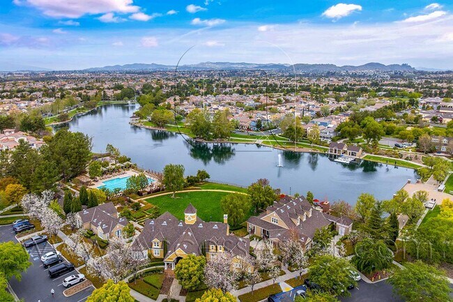 Foto del edificio - Spacious & Stylish 3 Bed/3.5 Bath Home In Temecula's Harveston Lake Community!