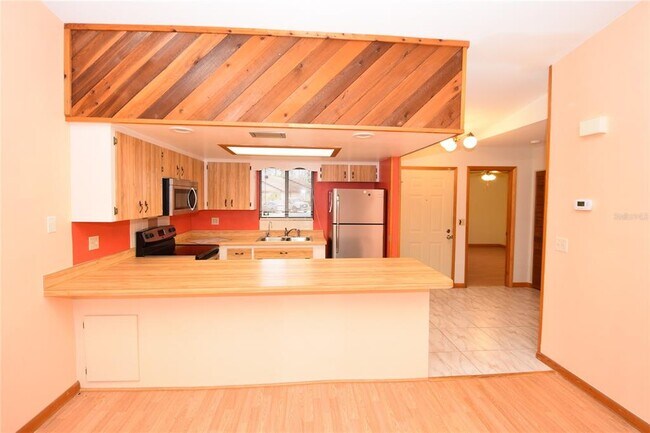 Building Photo - 10 Village Dr