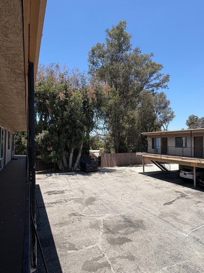 Foto del edificio - 7507 Woodman Ave