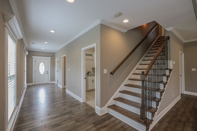 Building Photo - Maryville 37801 - 4 bedroom, 2.5 bath home...