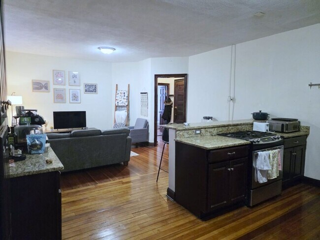Foto del edificio - WOW!  NO BROKER FEE!!  UPDATED 3.5 BED/2 BATH IN PRIME COOLIDGE CORNER LOCATION