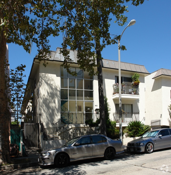 Building Photo - Platinum Twins