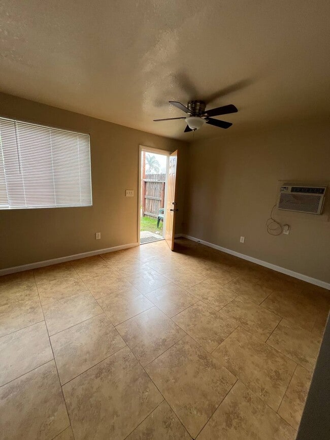 Building Photo - 304 N Sierra Vista Ave