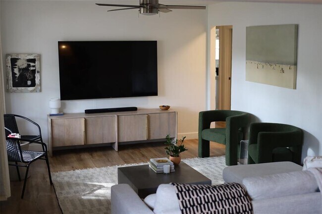 Foto del edificio - 11704 Pollyanna Ave