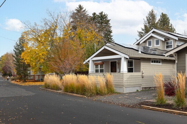 Foto del edificio - Remodeled & Charming 4 bed/3 bath w/ Yard ...