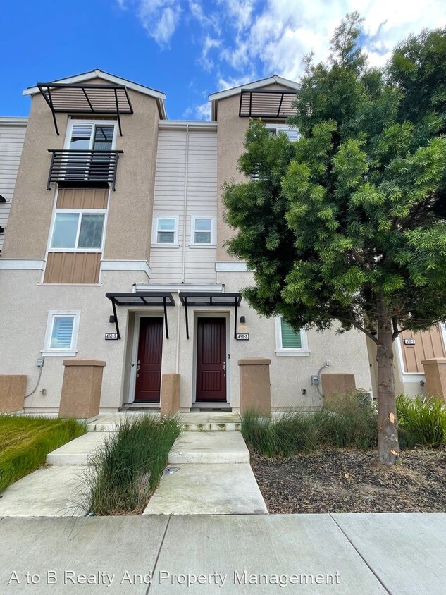 Primary Photo - 2 br, 2.5 bath House - 450 E Mission St, #2