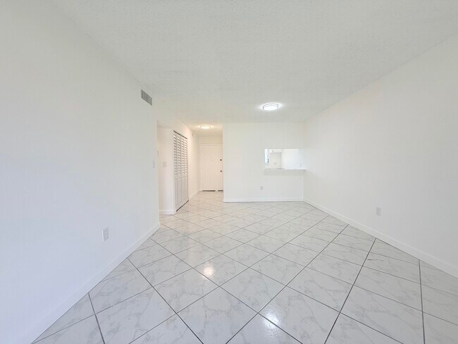 Foto del edificio - 6106 Forest Hill Blvd