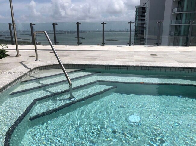 Foto del edificio - 501 NE 31st St