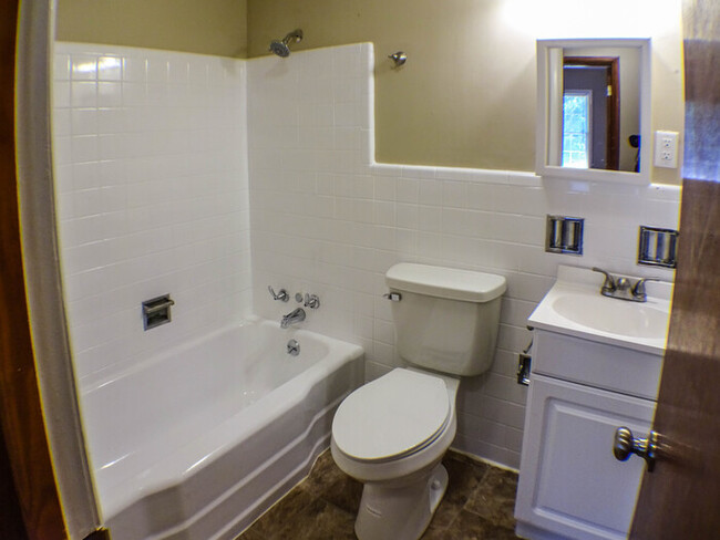 Building Photo - Alluring 3 Bedroom Home!