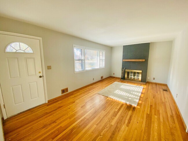 Foto del edificio - {5600} Prairie Village Ranch + Hardwood Fl...