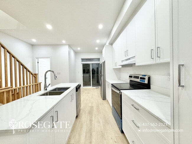 Photo du bâtiment - Spacious 4-Bed, 3.5-Bath Townhouse with Full Driveway & Garage in Oshawa!