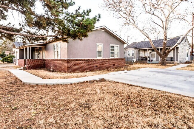 Building Photo - Spacious Home in Medical District with Extra Flex Space!