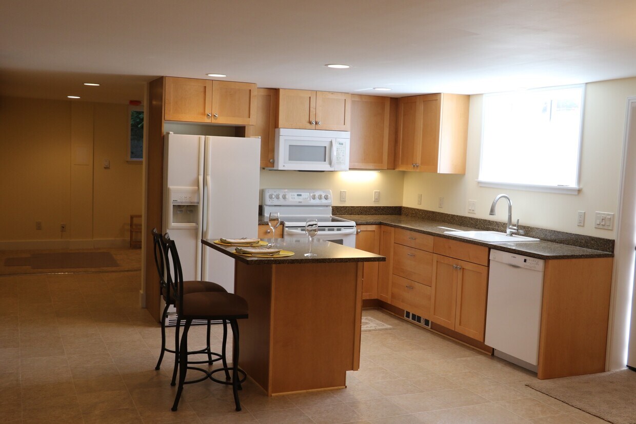 cocina moderna - 11504 6th Ave NW