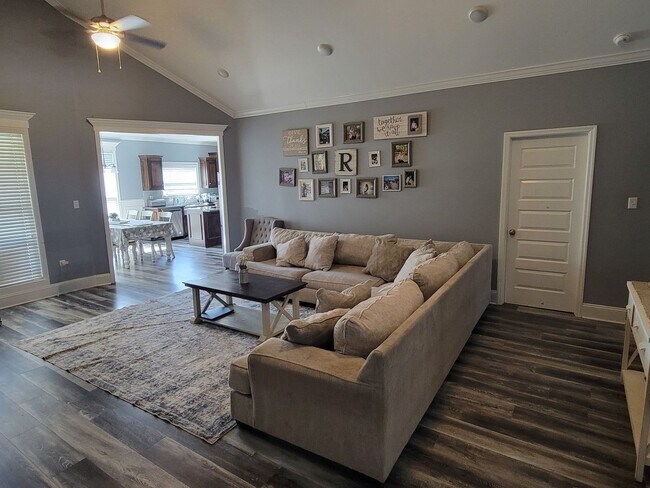 Foto del edificio - Modern 4BR Home with Screened Porch, Granite Kitchen & Fenced Backyard