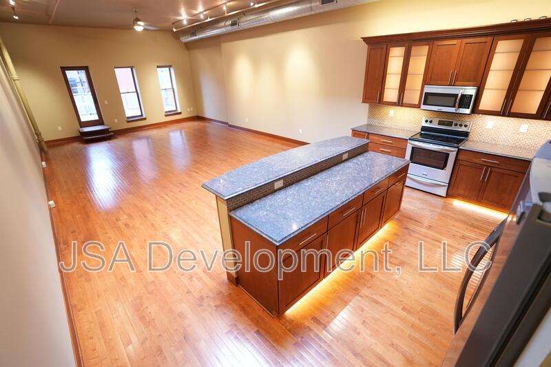 Foto principal - 208 E 4th St