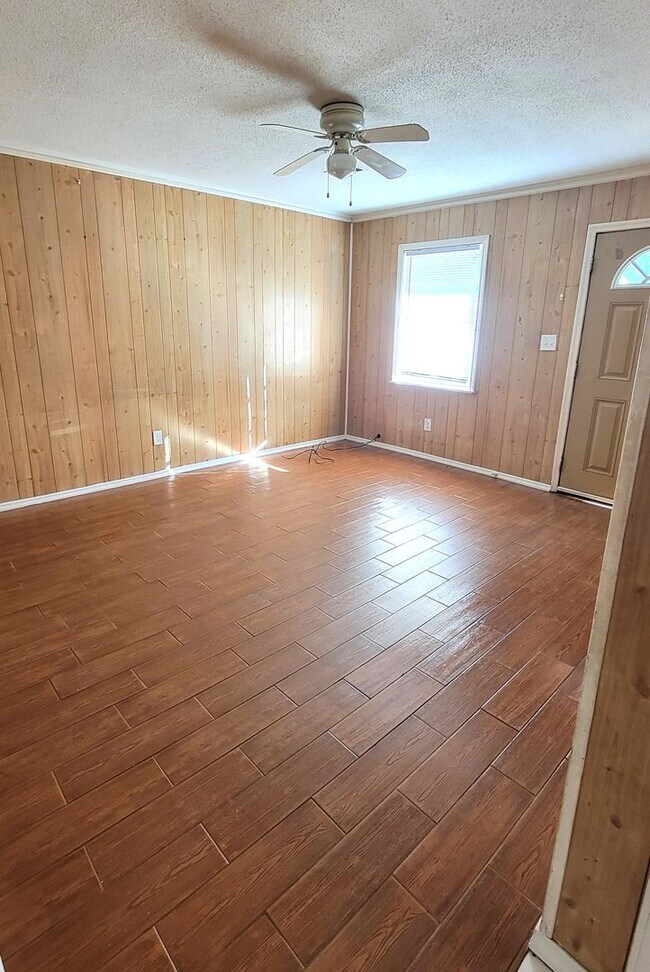 Building Photo - 1279 Lake Dr