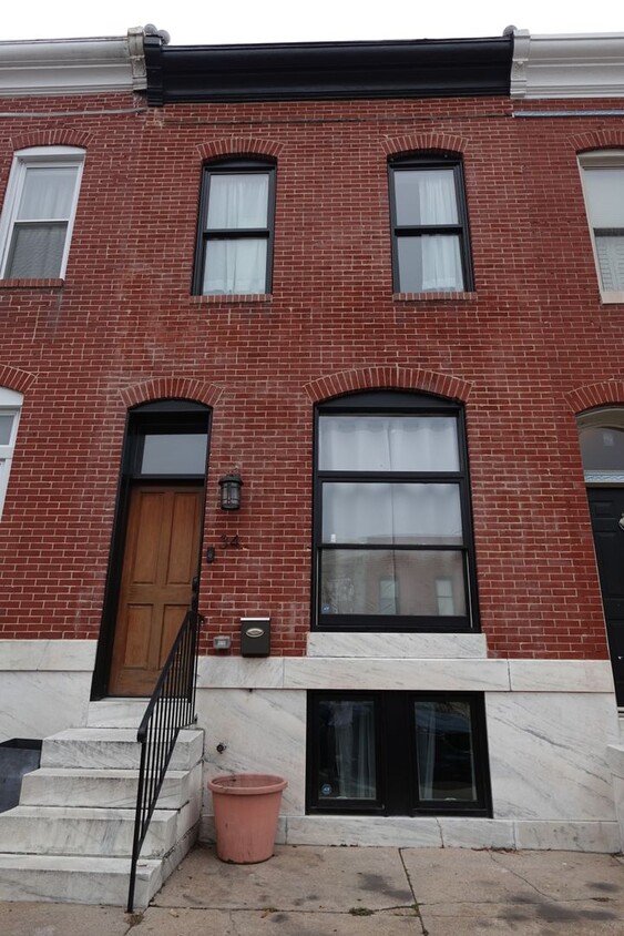 Primary Photo - Charming 3Bedroom Townhome - Steps from Pa...