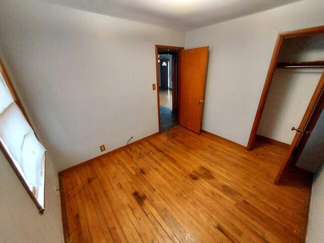 Building Photo - 3027 Dirr Ave