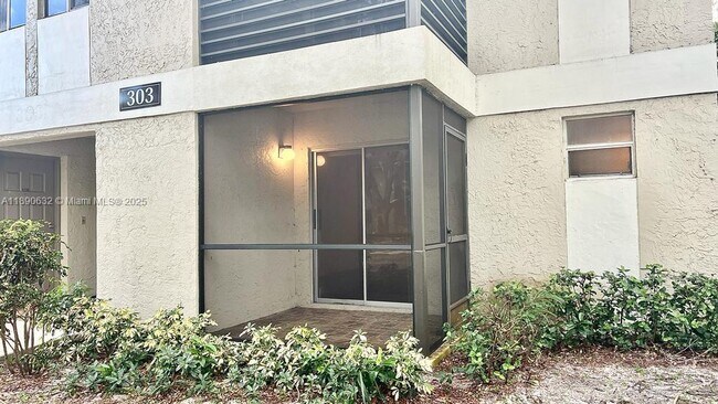 Foto del edificio - 303 Gardens Dr