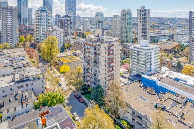 Photo du bâtiment - 1100 Harwood Street
