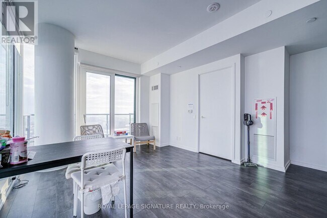 Photo du bâtiment - 1000 Portage Pkwy