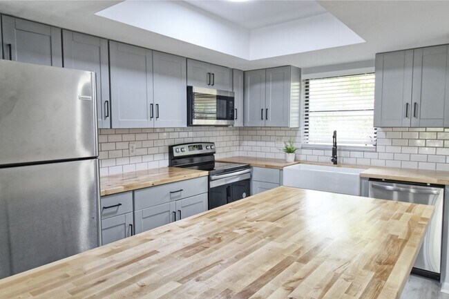 Foto del edificio - Gorgeous New Remodel! Pine Haven Condo in Bonita Springs!