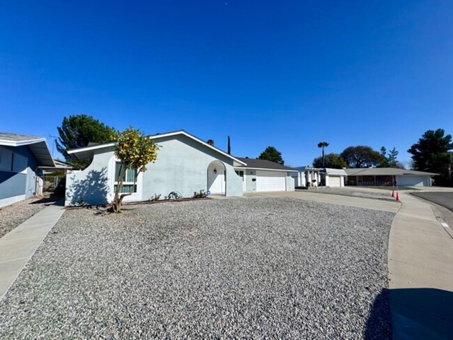 Building Photo - Charming Upgraded 2 Bedroom, 2 Bath Home i...