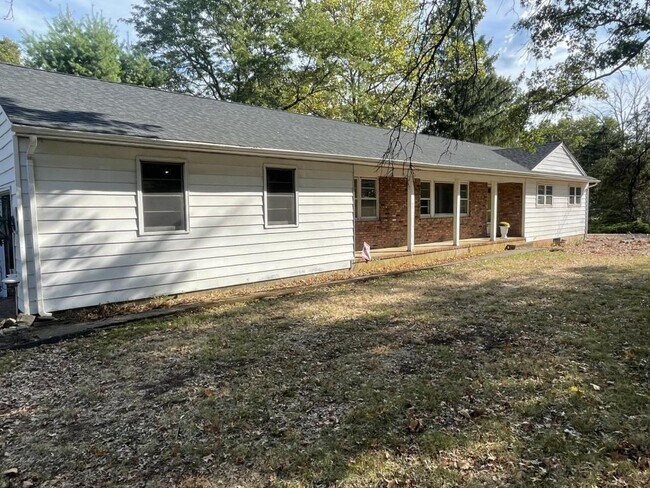 Building Photo - 722 Carlene Dr