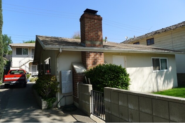 Building Photo - 461-463 W Riverside Dr