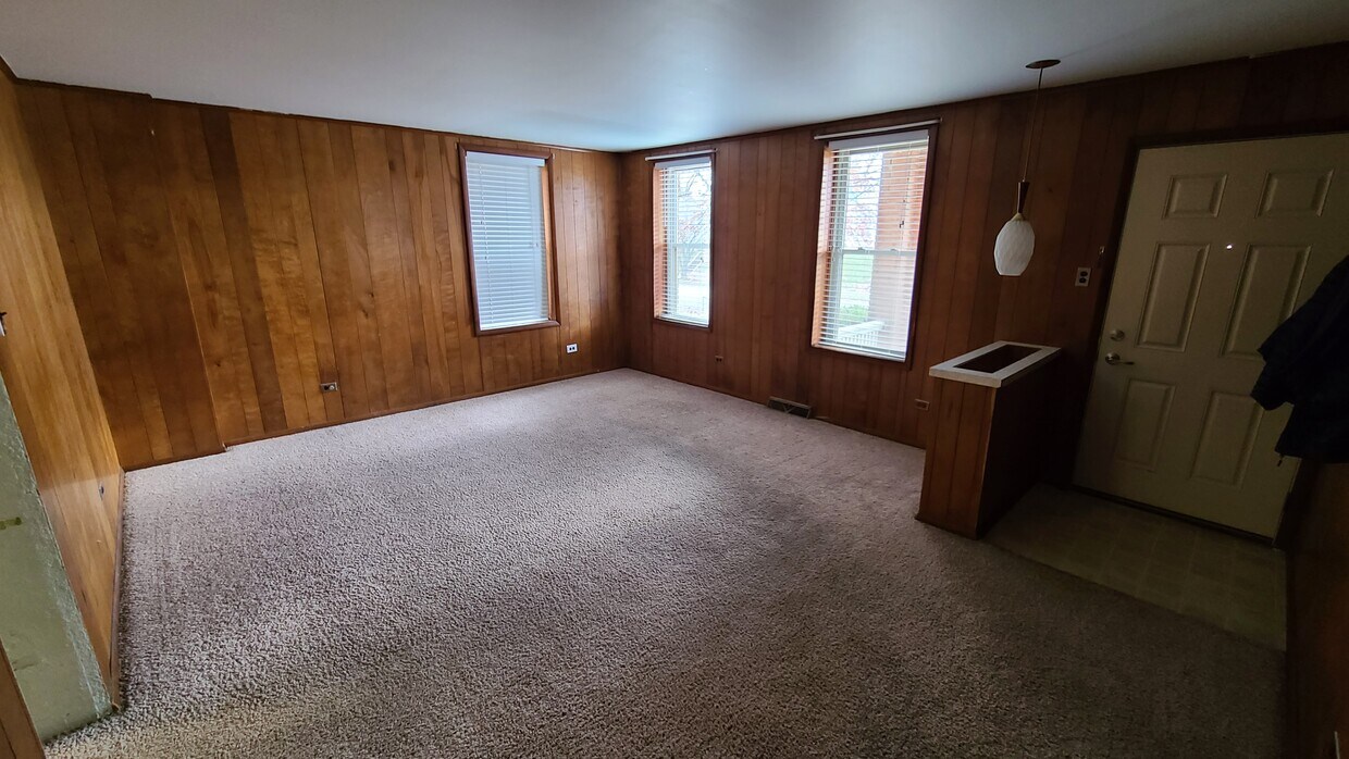 Spacious livingroom - 1101 Adams St