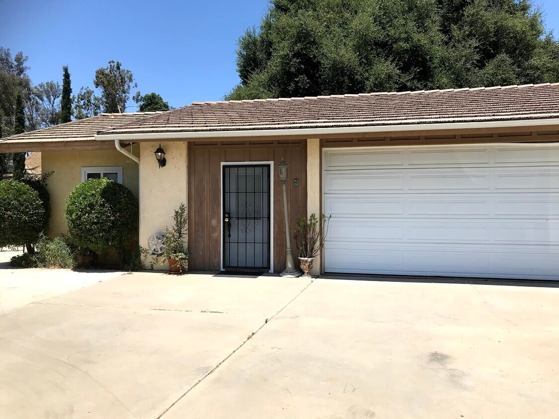 Building Photo - 12160 Lilac Knolls Rd