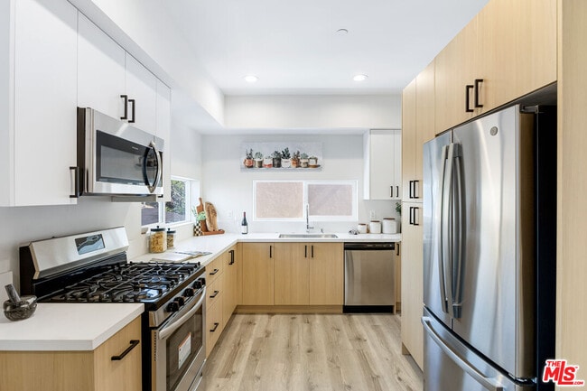 Foto del edificio - 220 N Coronado St