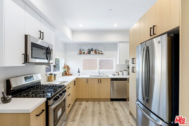 Foto del edificio - 222 N Coronado St