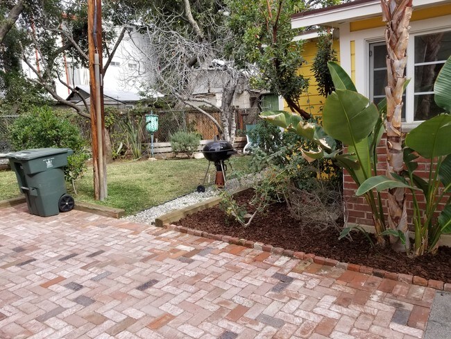 jardín lateral - 741 Elmira St