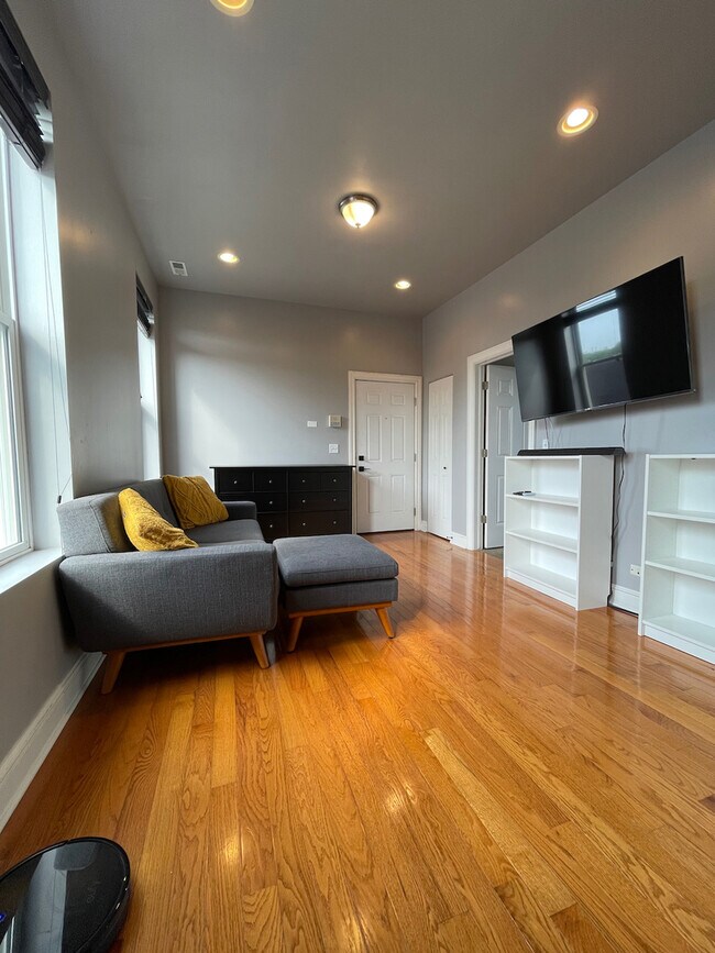Foto del edificio - 1841 N Lawndale Ave