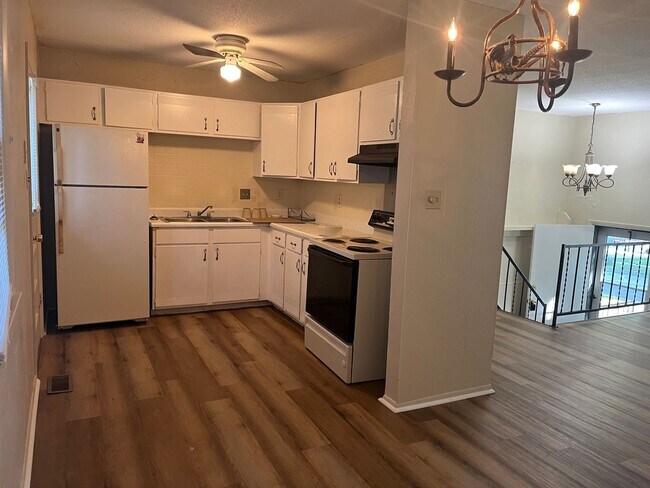 Foto del edificio - 3 BEDROOM 1 FULL BATH HOME WITH LIVING ROOM & REC ROOM, SINGLE GARAGE AND LARGE BACKYARD