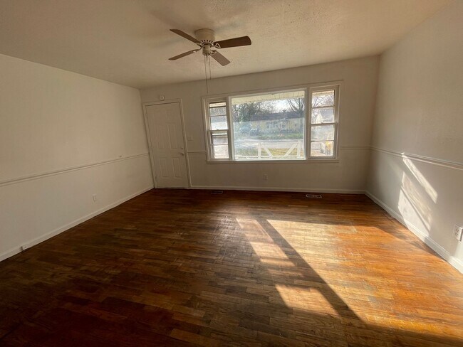 Building Photo - Super Cute 3 bedroom 1 bathroom Home Available NOW!!