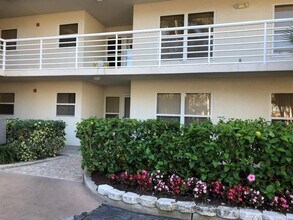 Building Photo - 6085 Bahia Del Mar Cir