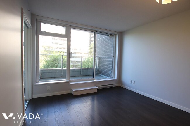 Building Photo - Wall Centre Central Park Apartment For Ren...