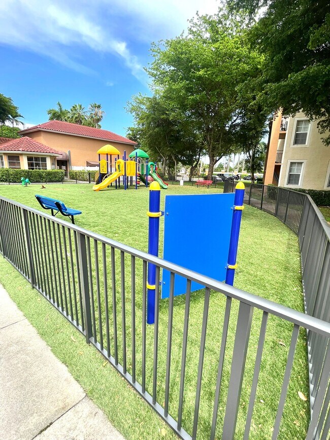 Foto del edificio - 2163 Renaissance Blvd
