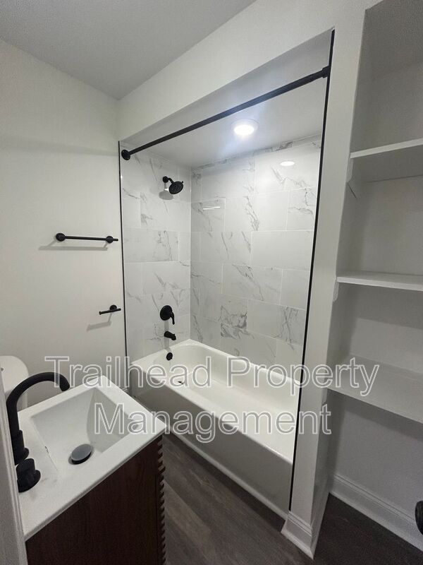 Foto del edificio - 6409 Brookside Rd