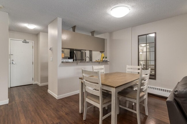 Building Photo - The Pinnacle