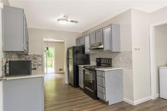 Building Photo - 2100 Whitebluff Way NE