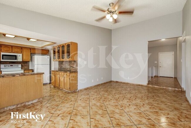 Building Photo - 2733 E Larkspur Dr