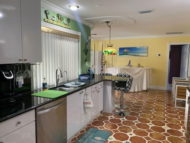 Foto del edificio - 1283 Larch Way