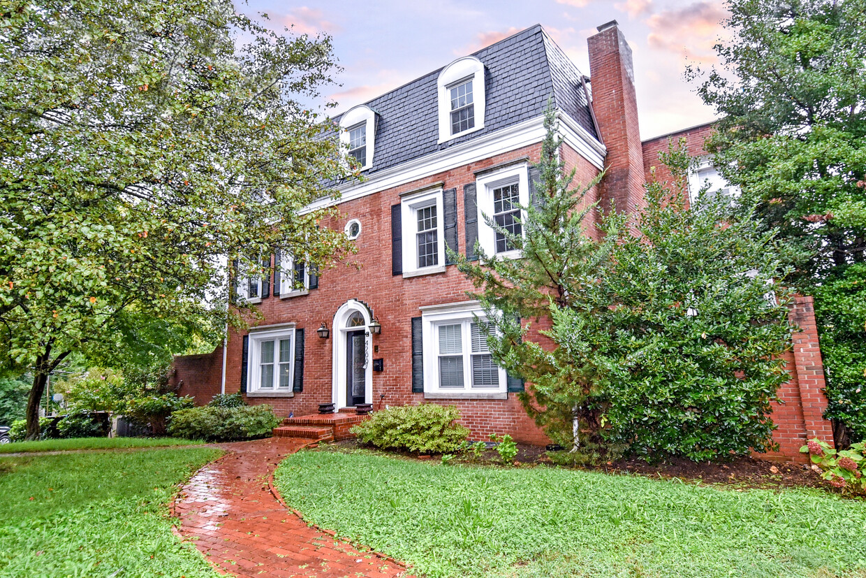 FRONT ENTRANCE TOWNHOUSE - 4200 River Rd NW